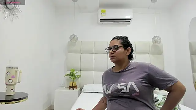 DanielleEvans  online show from November 27, 2025, 11:23 am