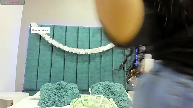 DanielleEvans  online show from December 22, 2025, 11:18 am