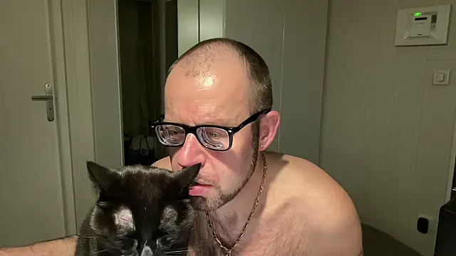 FABIOGLASSES online show from April 5, 2026, 10:51 pm