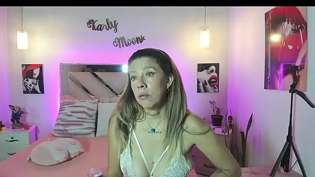 Snapshot of Karly_moon chatting on April 16, 2026, 7:47 pm Karly moon online show from April 16, 2026, 7:47 pm