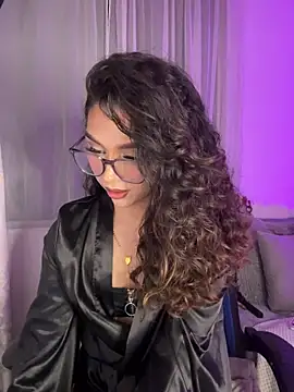 Samantha Bernardo online show from April 7, 2026, 3:51 am