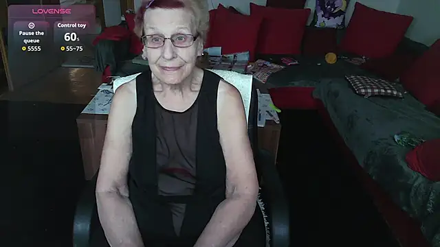 HeisseomaOriginal online show from October 8, 2025, 7:17 am