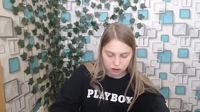 Snapshot of klerkarina chatting on February 19, 2025, 9:17 am klerkarina online show from February 19, 2025, 9:17 am
