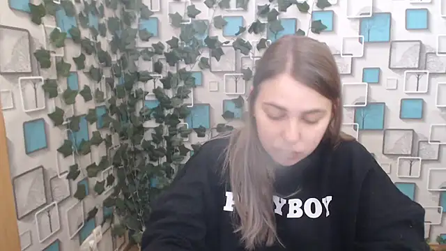 Snapshot of klerkarina chatting on February 21, 2025, 5:35 am klerkarina online show from February 21, 2025, 5:35 am