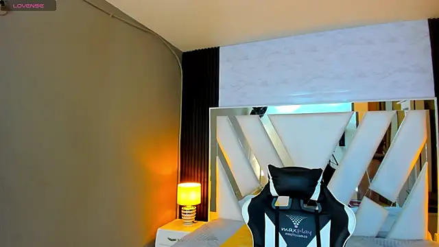 Linda4Petite online show from September 28, 2025, 1:27 pm