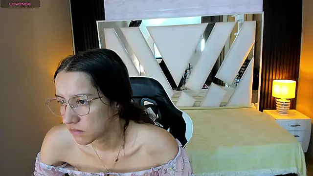 Linda4Petite online show from January 5, 2026, 6:55 pm