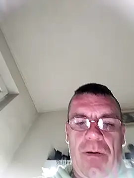 Snapshot of Robertino21cm chatting on March 27, 2026, 4:51 am Robertino21cm online show from March 27, 2026, 4:51 am