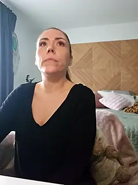 Ellie-L-Elizabeth online show from April 13, 2026, 6:35 pm