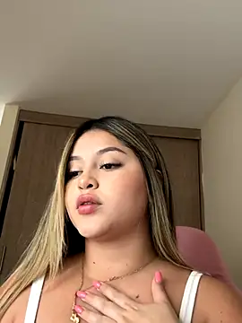 lunablossom  online show from October 4, 2025, 8:07 pm