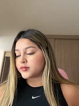 lunablossom  online show from October 11, 2025, 6:50 pm