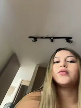 Snapshot of lunablossom_ chatting on March 2, 2026, 6:48 pm lunablossom online show from March 2, 2026, 6:48 pm