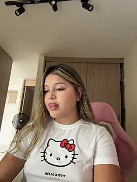 Snapshot of lunablossom_ chatting on March 3, 2026, 7:42 pm lunablossom online show from March 3, 2026, 7:42 pm