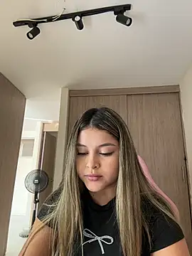 Snapshot of lunablossom_ chatting on March 4, 2026, 8:59 pm lunablossom online show from March 4, 2026, 8:59 pm