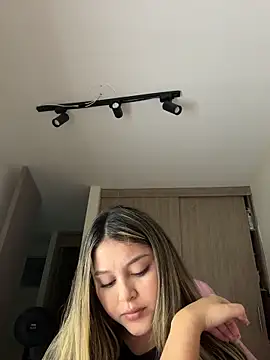 Snapshot of lunablossom_ chatting on March 7, 2026, 4:20 am lunablossom online show from March 7, 2026, 4:20 am