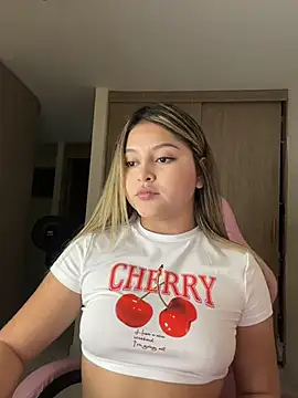 Snapshot of lunablossom_ chatting on March 7, 2026, 11:57 pm lunablossom online show from March 7, 2026, 11:57 pm