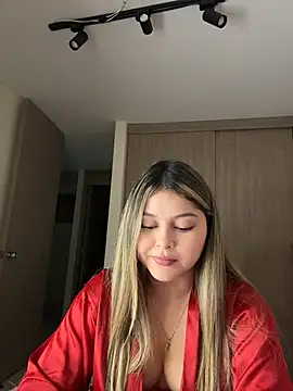 Snapshot of lunablossom_ chatting on March 11, 2026, 11:33 pm lunablossom online show from March 11, 2026, 11:33 pm