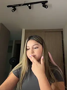 Snapshot of lunablossom_ chatting on March 17, 2026, 12:26 am lunablossom online show from March 17, 2026, 12:26 am