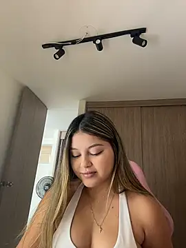 Snapshot of lunablossom_ chatting on March 18, 2026, 6:22 pm lunablossom online show from March 18, 2026, 6:22 pm