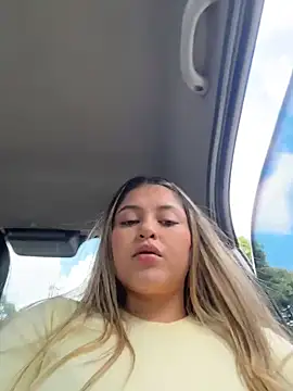 Snapshot of lunablossom_ chatting on March 22, 2026, 7:39 pm lunablossom online show from March 22, 2026, 7:39 pm