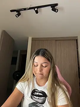 Snapshot of lunablossom_ chatting on March 25, 2026, 12:27 am lunablossom online show from March 25, 2026, 12:27 am