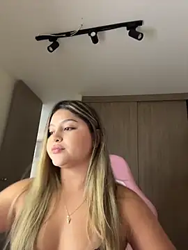 Snapshot of lunablossom_ chatting on March 25, 2026, 10:27 pm lunablossom online show from March 25, 2026, 10:27 pm