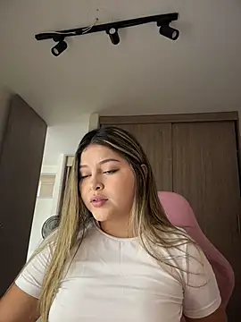 Snapshot of lunablossom_ chatting on March 27, 2026, 6:29 pm lunablossom online show from March 27, 2026, 6:29 pm