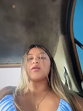 Snapshot of lunablossom_ chatting on March 28, 2026, 9:25 pm lunablossom online show from March 28, 2026, 9:25 pm