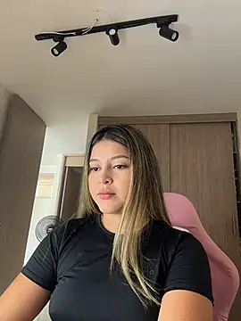 Snapshot of lunablossom_ chatting on March 29, 2026, 3:34 pm lunablossom online show from March 29, 2026, 3:34 pm