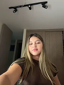 Snapshot of lunablossom_ chatting on March 31, 2026, 3:19 am lunablossom online show from March 31, 2026, 3:19 am