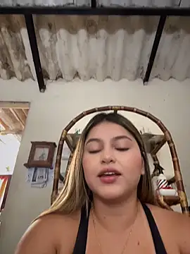 Snapshot of lunablossom_ chatting on March 31, 2026, 9:15 pm lunablossom online show from March 31, 2026, 9:15 pm