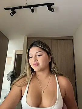 Snapshot of lunablossom_ chatting on April 5, 2026, 7:00 pm lunablossom online show from April 5, 2026, 7:00 pm