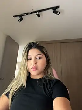 Snapshot of lunablossom_ chatting on April 6, 2026, 10:00 pm lunablossom online show from April 6, 2026, 10:00 pm