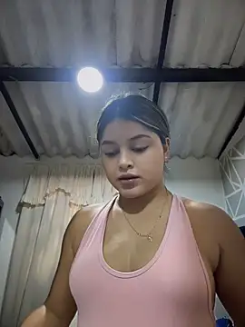 Snapshot of lunablossom_ chatting on April 7, 2026, 8:31 pm lunablossom online show from April 7, 2026, 8:31 pm