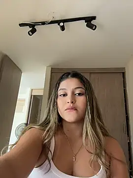 Snapshot of lunablossom_ chatting on April 9, 2026, 6:13 pm lunablossom online show from April 9, 2026, 6:13 pm