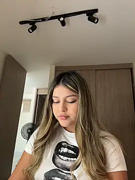 Snapshot of lunablossom_ chatting on April 10, 2026, 8:02 pm lunablossom online show from April 10, 2026, 8:02 pm