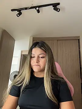 Snapshot of lunablossom_ chatting on April 11, 2026, 4:55 pm lunablossom online show from April 11, 2026, 4:55 pm