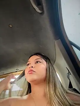 Snapshot of lunablossom_ chatting on April 15, 2026, 7:43 pm lunablossom online show from April 15, 2026, 7:43 pm