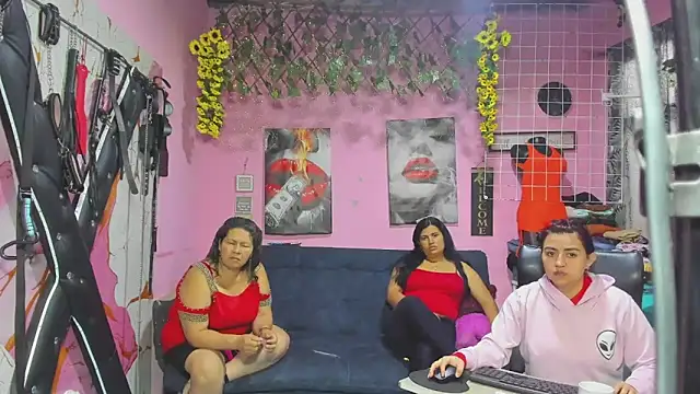 lesbiancuple online show from May 15, 2026, 12:34 pm