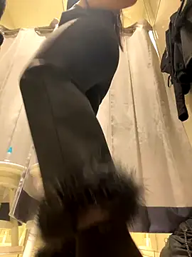 Snapshot of CrazzyChicks chatting on December 2, 2024, 8:09 am CrazzyChicks online show from December 2, 2024, 8:09 am