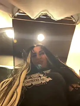 Snapshot of CrazzyChicks chatting on January 26, 2025, 8:03 am CrazzyChicks online show from January 26, 2025, 8:03 am