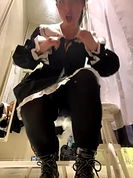 Snapshot of CrazzyChicks chatting on October 25, 2025, 6:54 am CrazzyChicks online show from October 25, 2025, 6:54 am