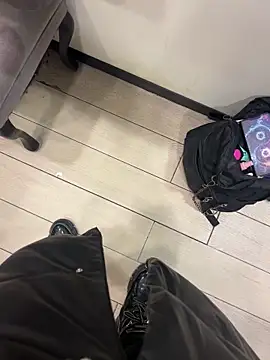 Snapshot of CrazzyChicks chatting on November 27, 2025, 7:43 am CrazzyChicks online show from November 27, 2025, 7:43 am