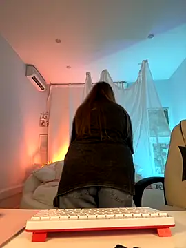 IvyHoney online show from November 4, 2025, 8:24 am