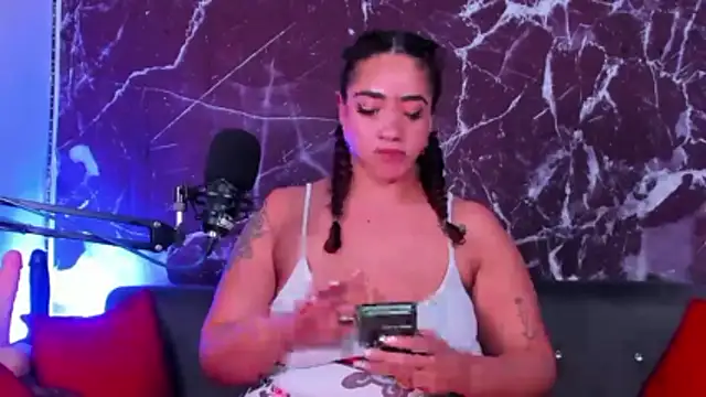 Snapshot of HannaMiills@xh chatting on February 3, 2026, 2:44 pm HannaMiillsxh online show from February 3, 2026, 2:44 pm