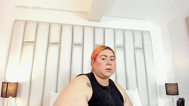 aandreaperez online show from October 9, 2025, 11:41 am