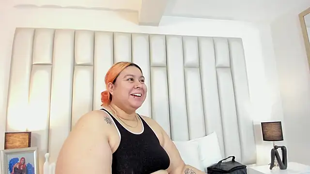 aandreaperez online show from October 22, 2025, 11:43 am