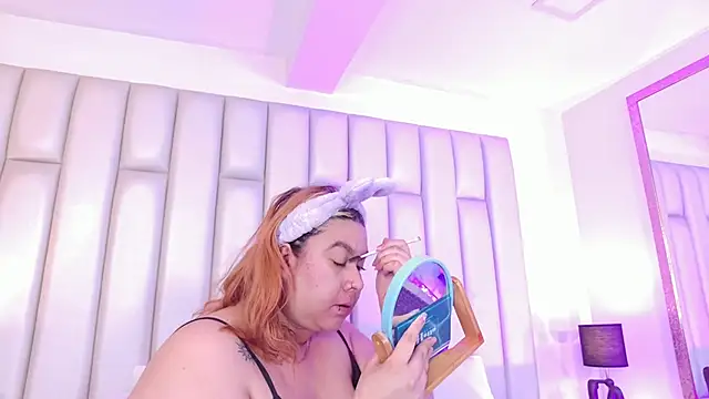 aandreaperez online show from February 24, 2026, 11:41 am