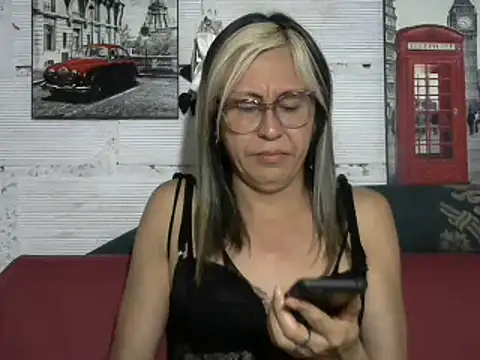 Snapshot of divahot08 chatting on December 5, 2024, 3:28 pm divahot08 online show from December 5, 2024, 3:28 pm