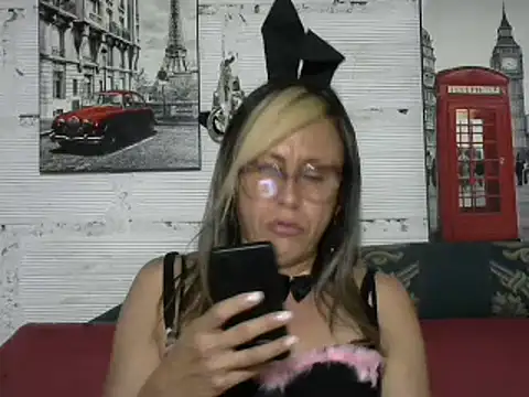 Snapshot of divahot08 chatting on January 11, 2025, 10:18 pm divahot08 online show from January 11, 2025, 10:18 pm