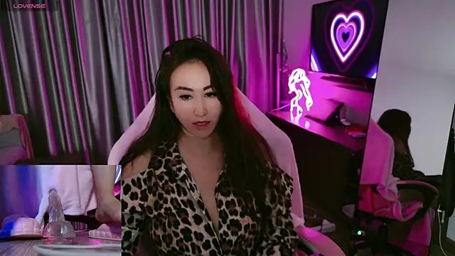 Snapshot of AsianQueens chatting on October 31, 2025, 3:57 pm AsianQueens online show from October 31, 2025, 3:57 pm